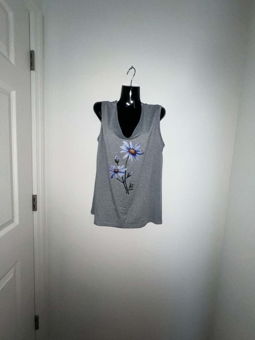 Womens Gray Daisy Flower V-Neck Sleeveless Graphic Tank Top